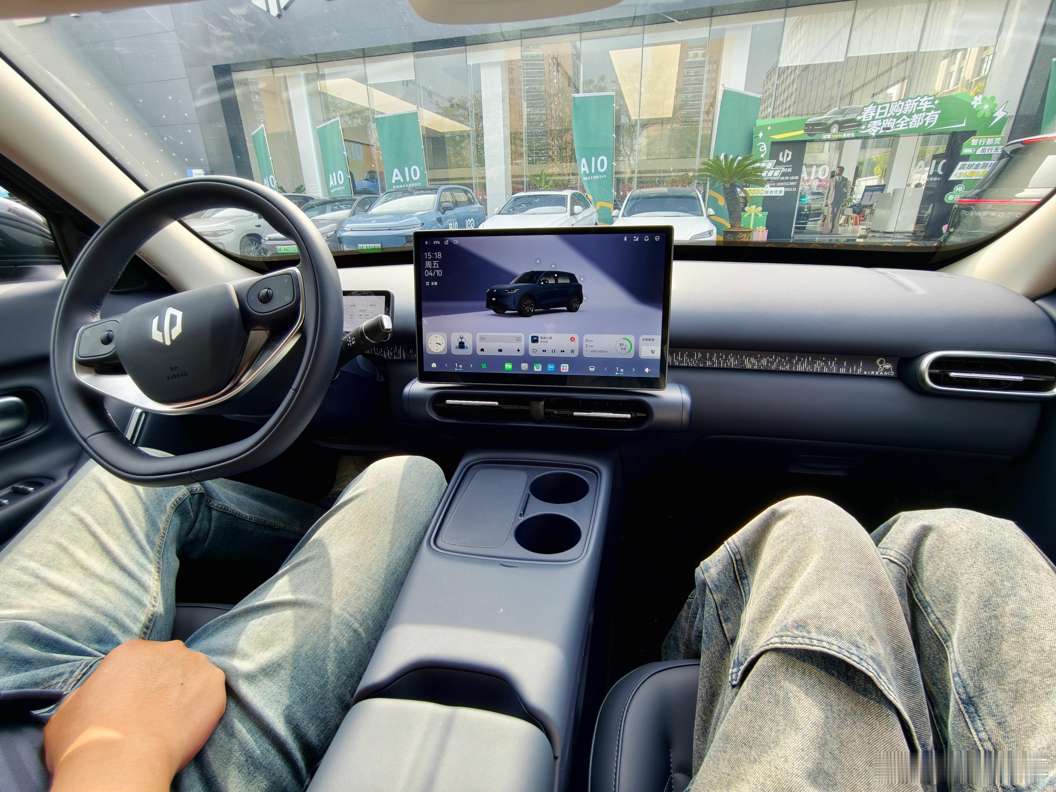 之前去门店看零跑a10没约上试驾，今天终于有空约上试驾了～实车依旧很可爱适合咱