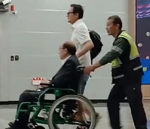 今天有台湾省民众在机场看到了民进党团总召柯建铭从日本返回台湾省后在机场坐着轮椅的