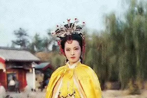 今日话题：为何元春一死，贾府就被抄家？？？网友甲：贾元春是怎么死的？就是因为