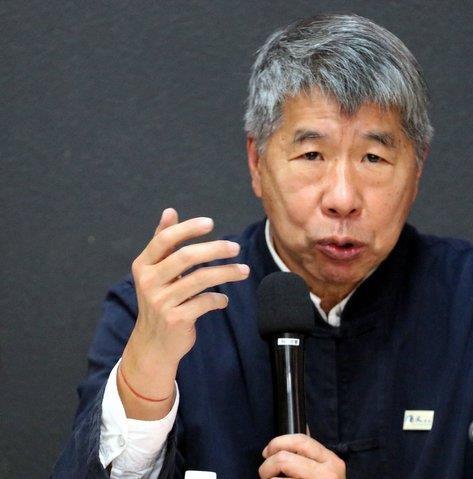张亚中：一出相互嘶咬的跪拜军购大戏。所以，“3800亿＋n”与“8000亿”