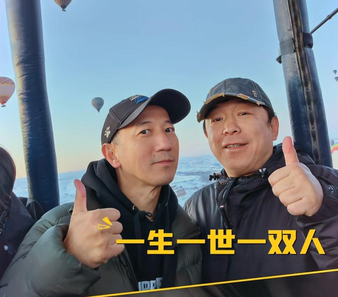 身价过亿的黄渤跟着30年的发小去穷游，为了省一晚上住宿费直接睡机场，然后又节省开