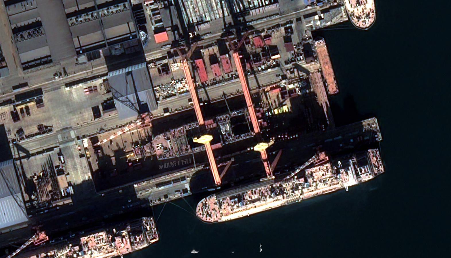 12月21日的004高清卫星图来了清晰证实已经上了机库分段侧壁模块舰首只差一