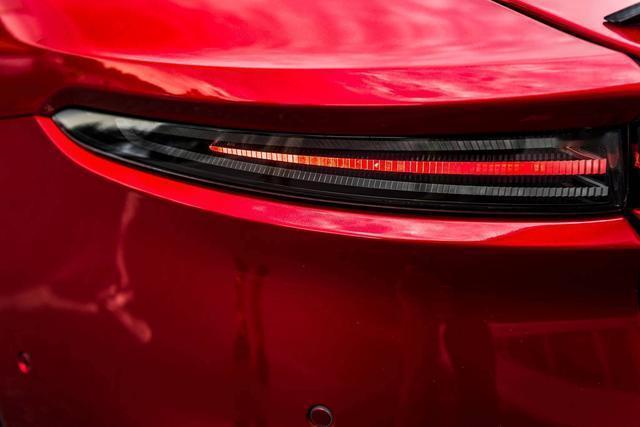 以匠心精心筑造，化身暴力绅士。阿斯顿・马丁全新DBS震撼登场！它的主打色是