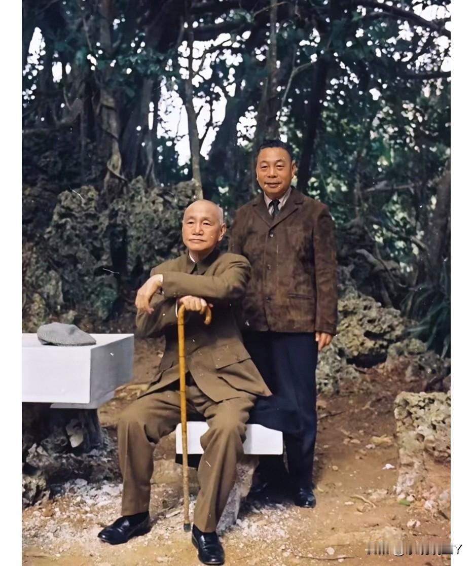 这才是蒋中正与蒋经国的真实貌相，这不是演戏，也不是电视剧中的演员所扮演的！这张照
