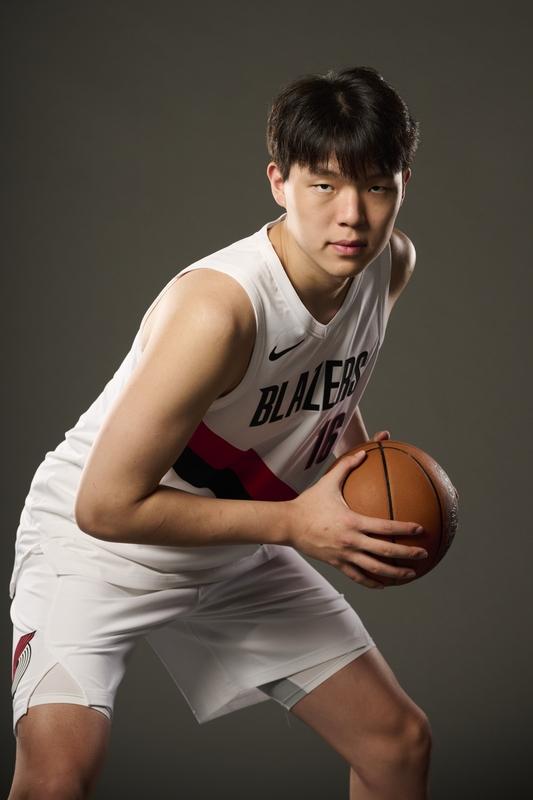 开拓者为什么选杨瀚森开拓者为何选中杨瀚森，众人看法不一。目前，杨瀚森在常规赛的