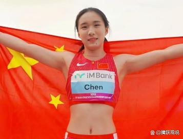 雨越下越大。跑道湿得反光。第三棒交接完成，中国队落后大约两米，排在第三。施君豪刚被汶颂在弯道上强行超