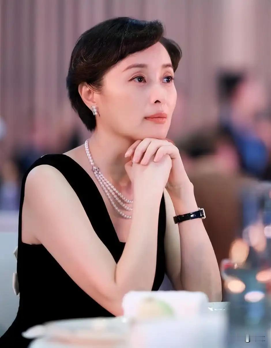 53岁的吴越在采访中，被父亲问到会不会送自己去养老院。她愣几秒，蹲下来握住