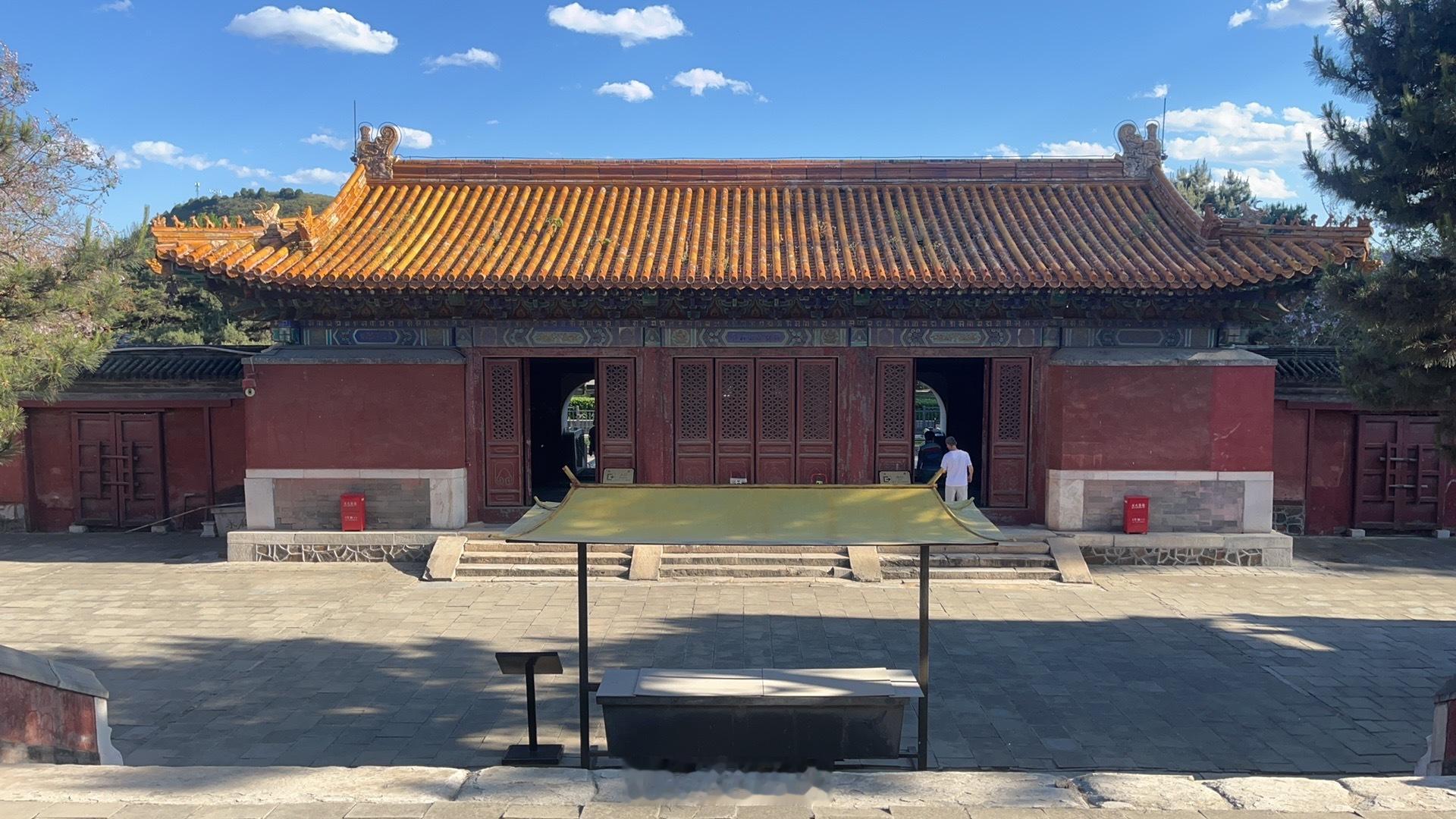 凡是去过西陵永福寺的人，都知道山门单檐歇山顶，面阔五间，有三个拱券门，两梢间各有