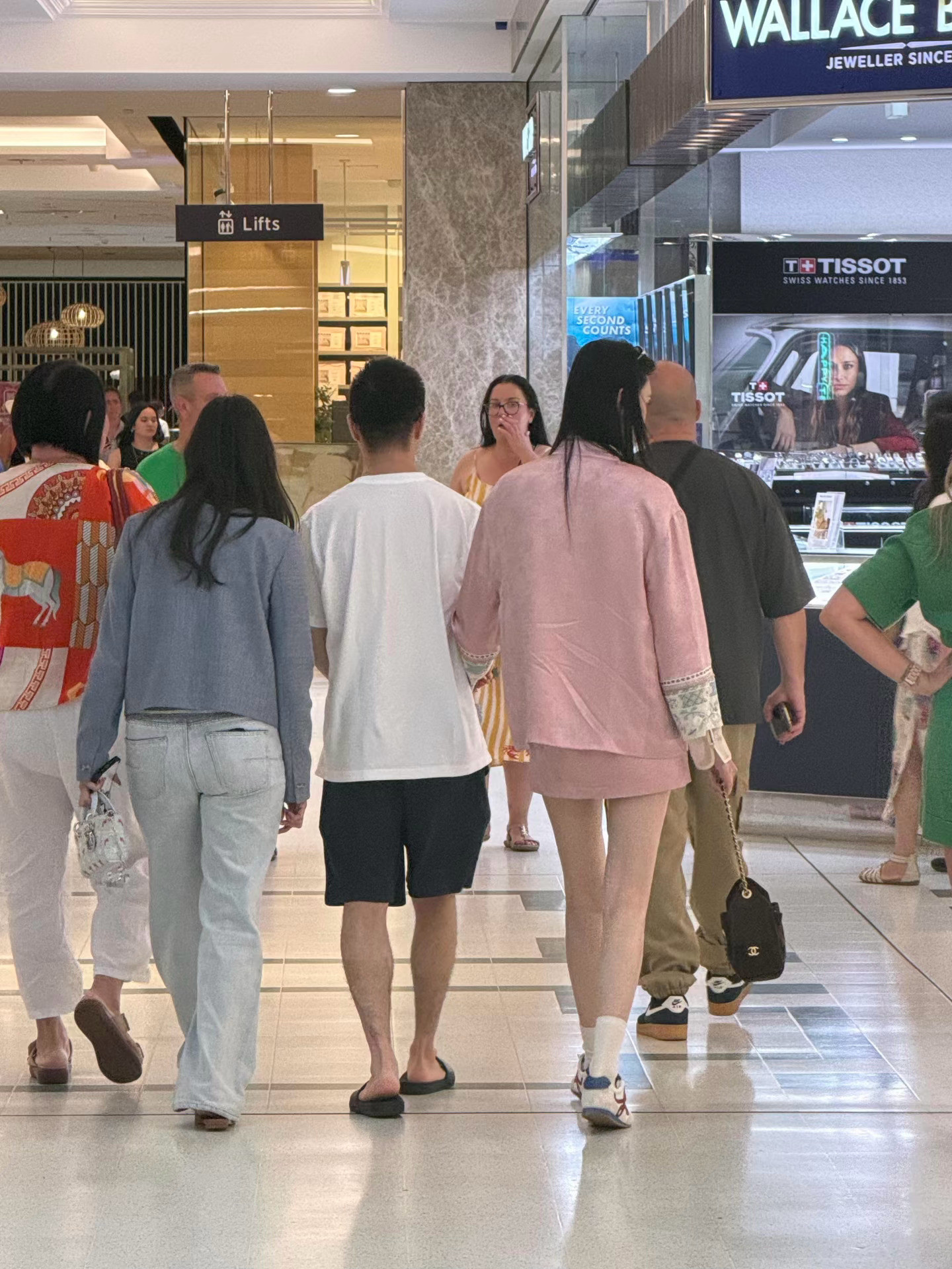 澳大利亚偶遇何猷君奚梦瑶一家，过年出去度假啦