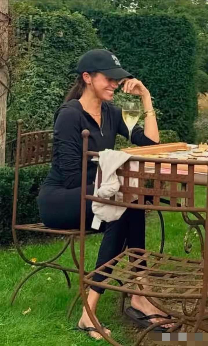 凯特一出梅根就作妖！[汗]总说凯特皱纹多，高清镜头下很不错呢，明明是黑弟媳
