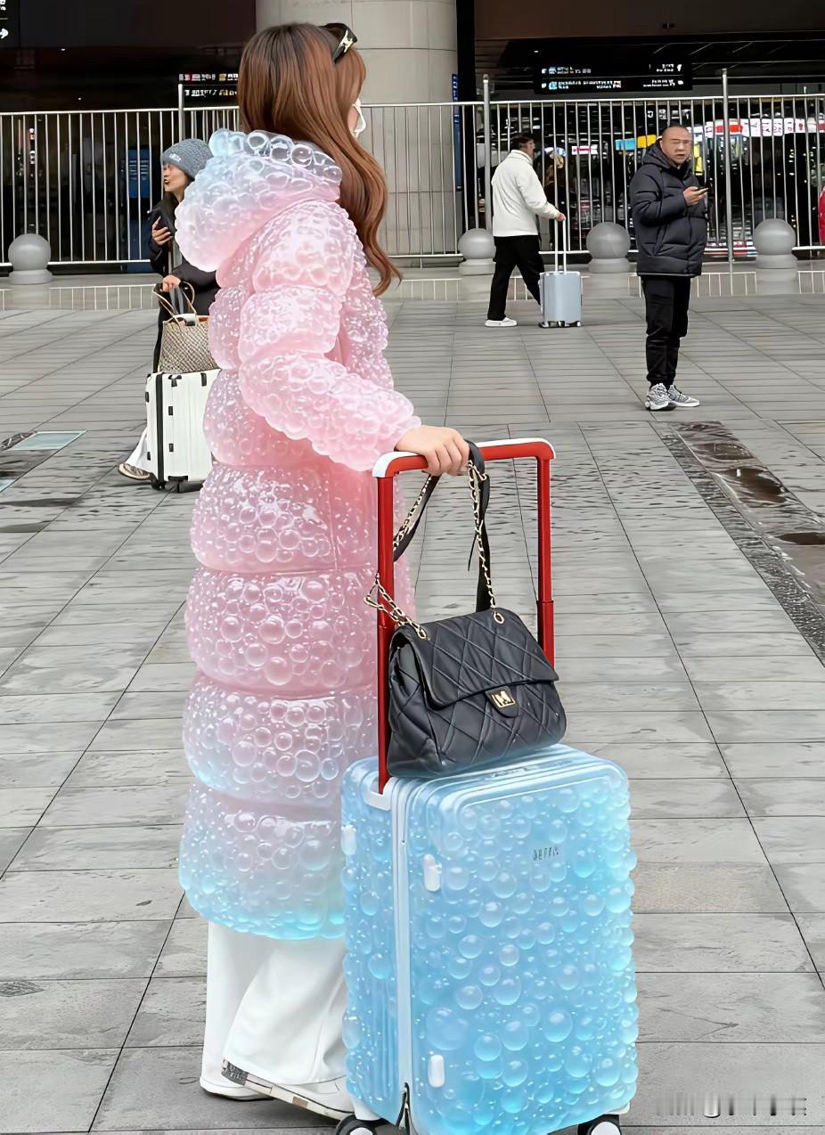 今年的羽绒服简直把时尚玩到了极致！发现今年羽绒服的天花板设计——「充气果冻羽