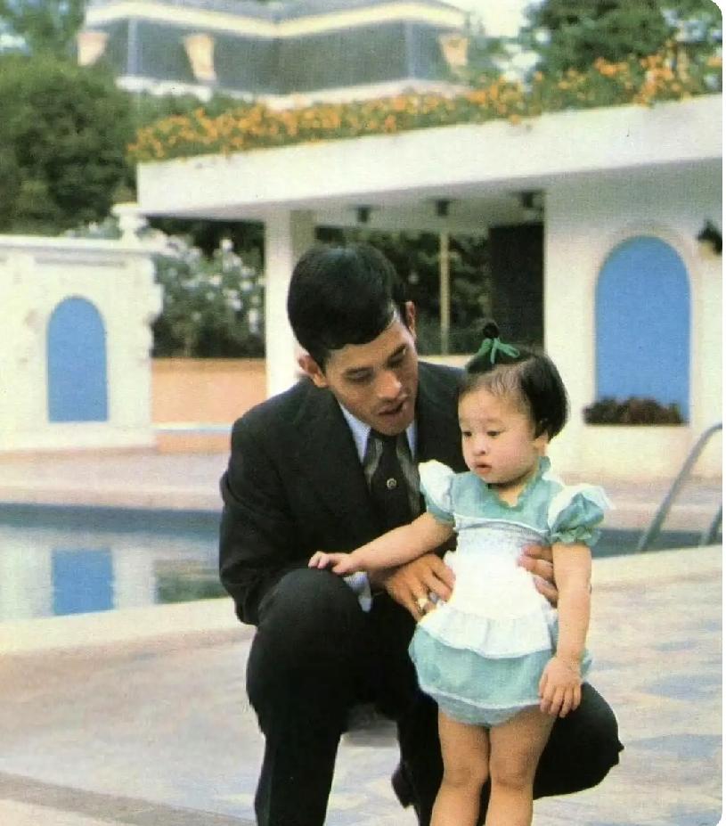 泰王玛哈也是个“女儿奴”，帕查拉公主从小就被父亲捧在手心里。幼时的帕公主有母爱