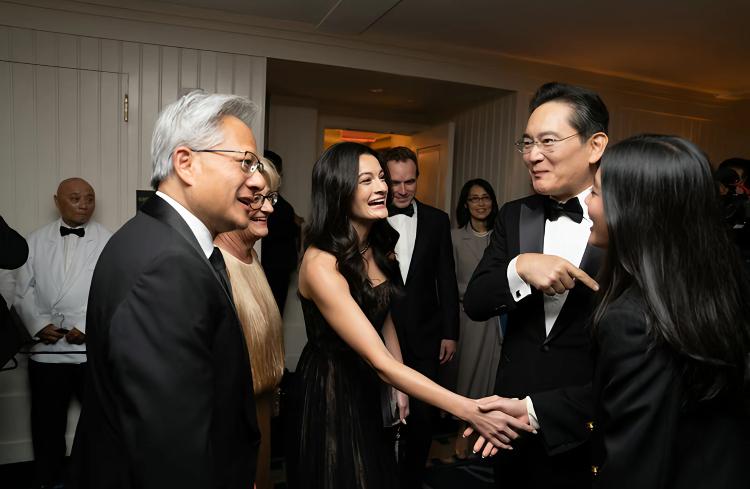 黄仁勋携妻子、女儿与三星太子