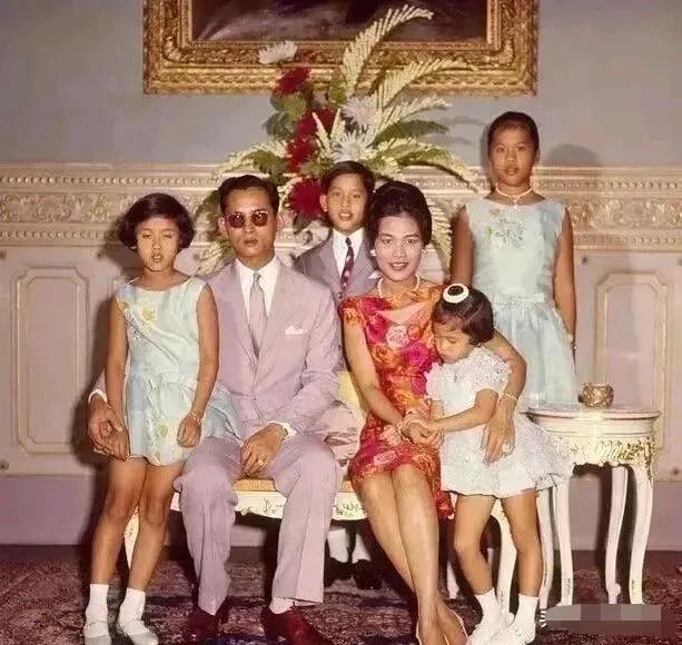 诗丽吉是一个被幸运眷顾的女人，她和普密蓬生下三女一子后，最小的女儿朱拉蓬都好几