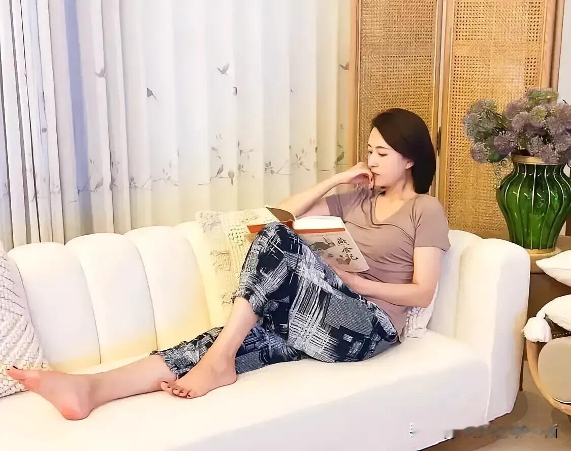 难得一见主持人张蕾居家的一张休闲照，本人长相大气，身材苗条，娴静温柔，端庄知性，