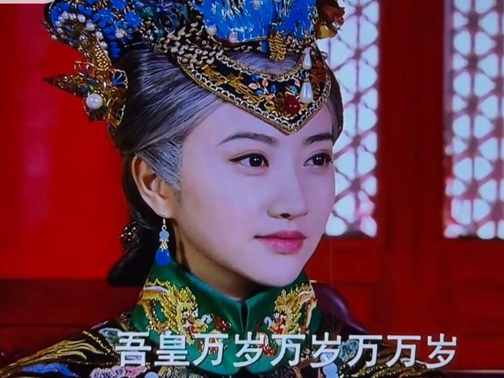 景甜这老年妆tie敷衍了！像是二十岁的脸带了一个假发套…脸很美就是有点违和，可能