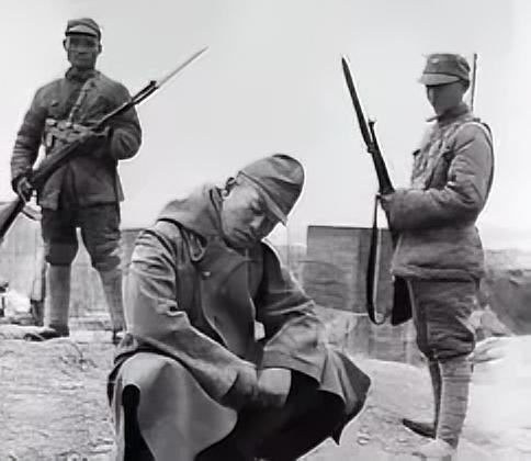 1945年，新四军旅长刘飞打了一次胜仗，抓了几个日本俘虏，突然，他看俘虏中有一