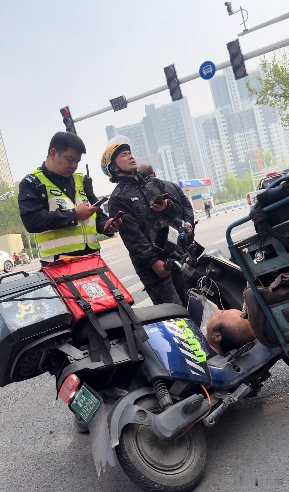 这是我见过最帅的扫码支付动作！近日，石家庄街头上演了让人泪目的一幕！一个