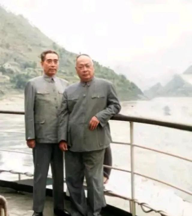 1958年，周总理和陈毅元帅同乘轮船考察三峡，站在甲板上，赏大好河山，壮阔美