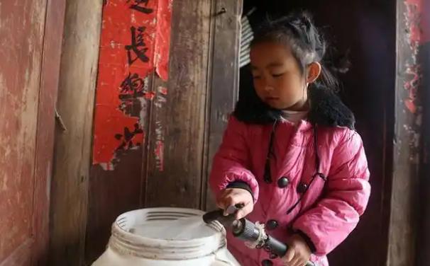 2011年，贵州遵义一女孩，父亲入狱，母亲另嫁。她与年迈的奶奶和92岁眼盲的曾祖