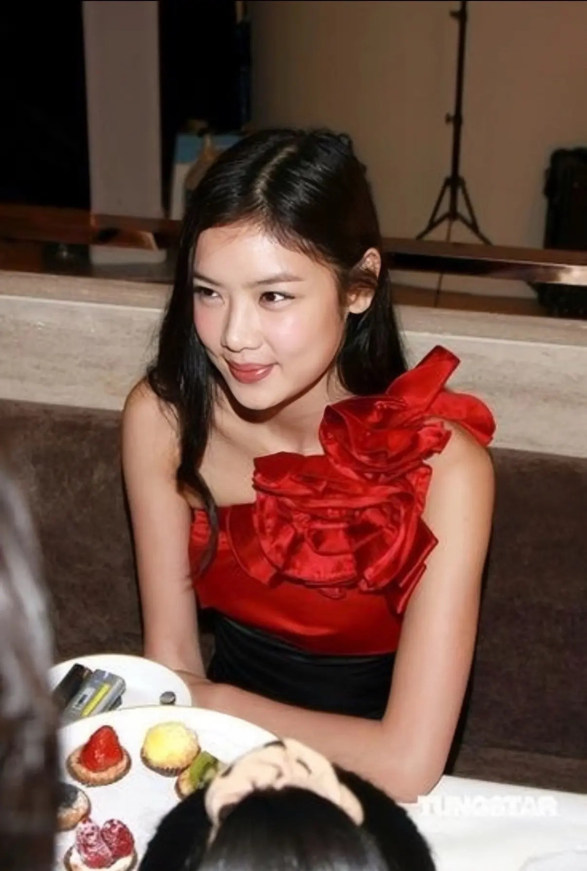 在她身上看到娇憨可爱妩媚动人很完美….