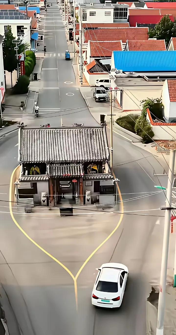 据说在广东地区，这种建筑无人敢动，只有绕路的份，不知道是不是真的。这是广东每个姓