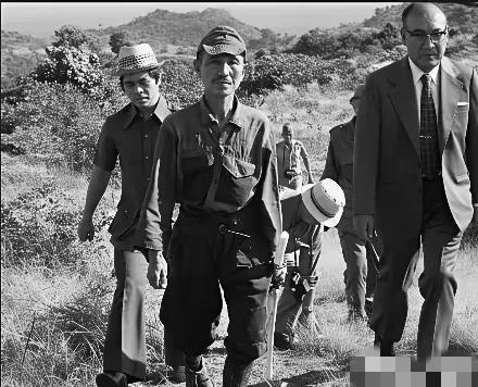 大家对这张照片想必并不陌生，照片里的小野田宽郎，堪称二战中的“奇葩”事件。他出生