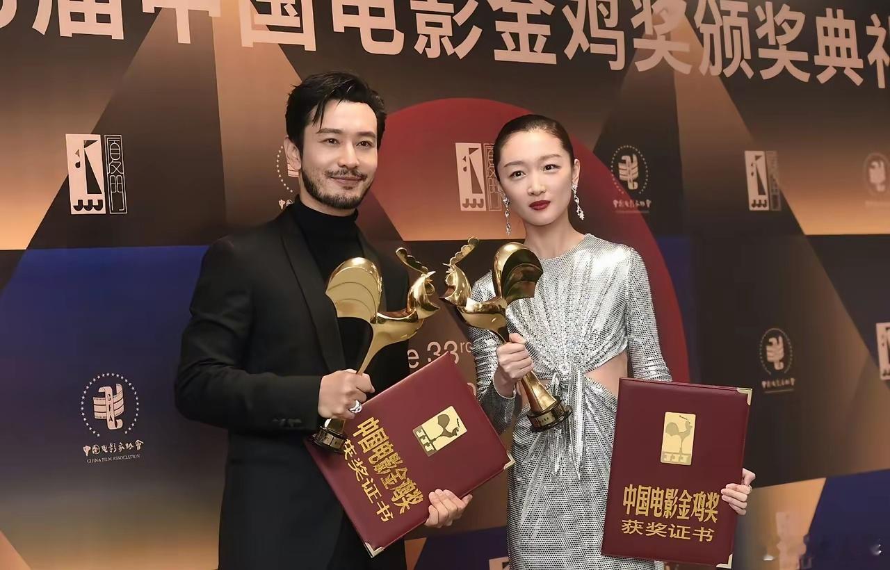 盘点金鸡奖历届影帝影后合影，大胆预测今年会是谁？26届影帝:富大龙，影后:刘嘉
