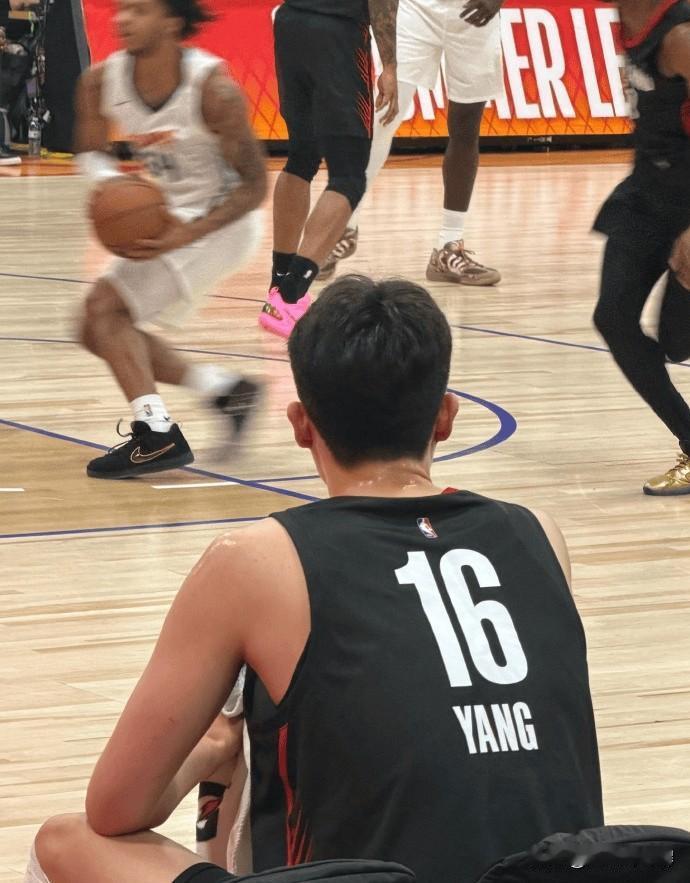 因祸得福！杨瀚森休战并非交易，真正原因让球迷心疼今天开拓者官方正式官宣：杨
