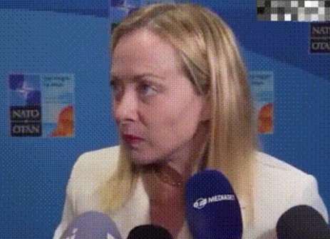 意大利总理梅洛尼在接受记者采访时惊现“怪异”表情，引发国外网友热议！6月24日