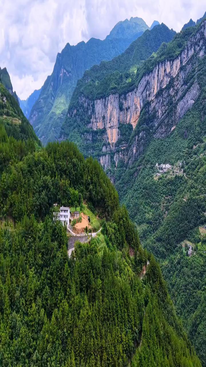 这是重庆最偏远的香场：巫山县当阳乡。地处巫山山脉和大巴山湖之间，地势南高北低，属