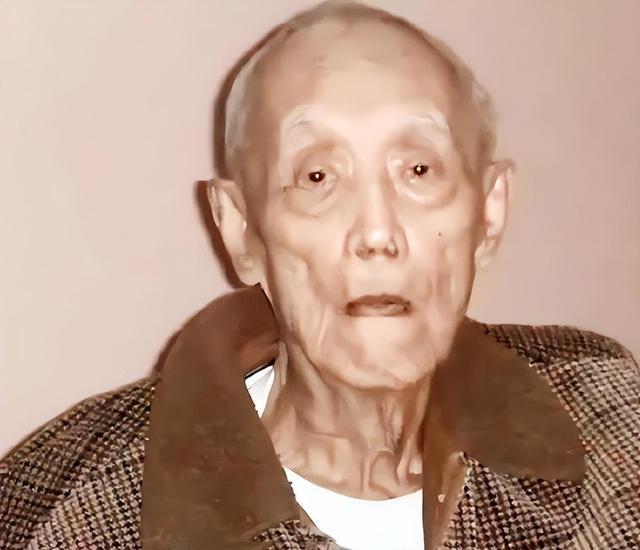 谷正文虽然活到了97岁,但他活着比死都难受。十个子女没有一个人给他养老送终,
