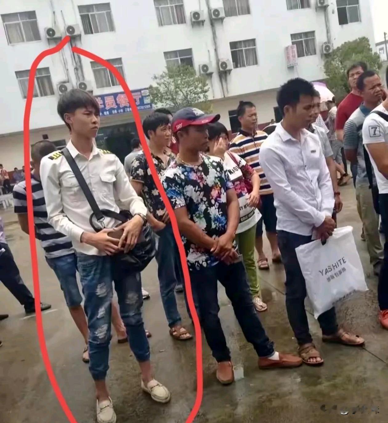 万万没想到，当年这个排队打螺丝的小伙，如今已是几千万粉丝的顶流大网红。