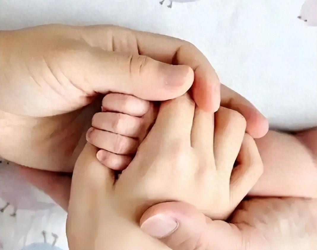 汤唯官宣儿子出生仅1天，中韩婚姻被扒底朝天，已出现3大反常行为。随着这则添丁喜事