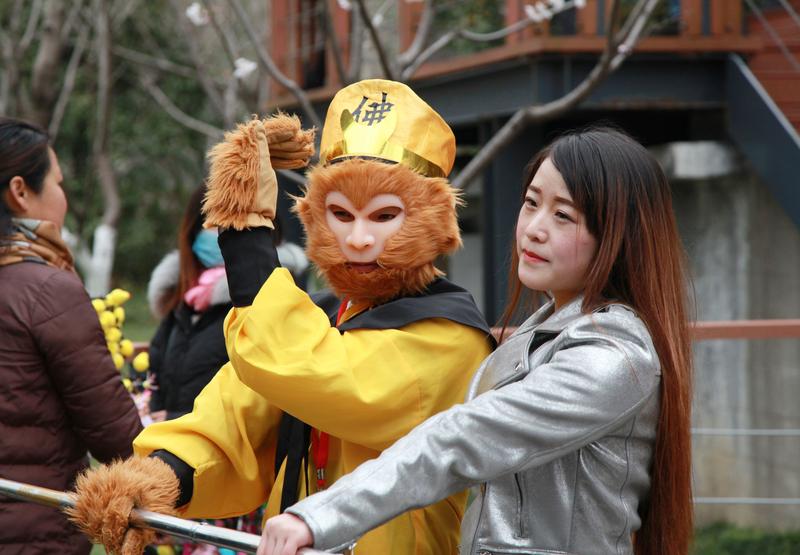 在《西游记》里，凡人或小妖常称孙悟空为“毛脸雷公嘴的和尚”。像86版《西游记》中