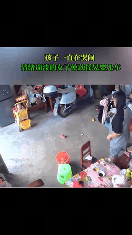 就因为不到1岁的小宝宝，坐在婴儿车里不停的哭闹，妈妈便生气的提起婴儿车，像倒垃圾