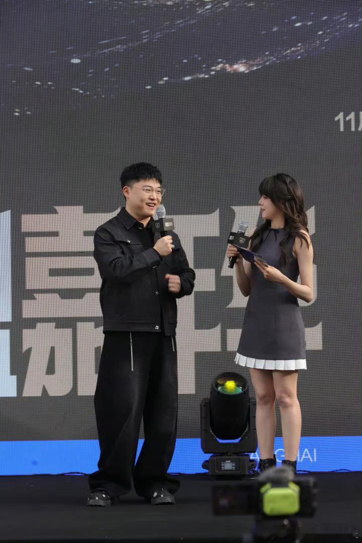 Uzi来s15线下了Uzi线下无处走位S15线下的Uzi：想走两步，但是被热情