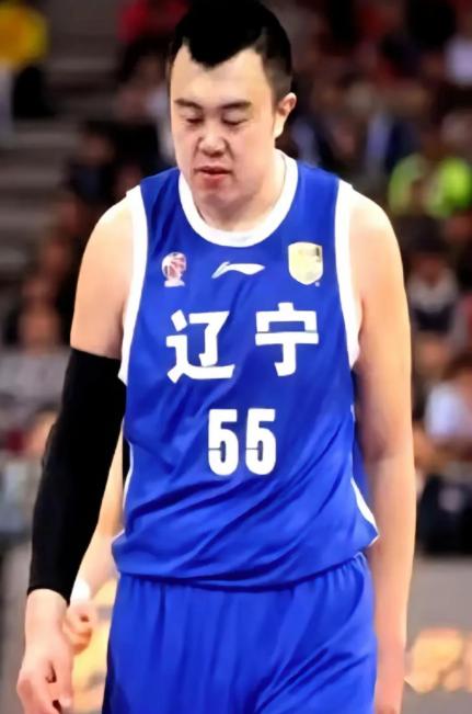 据媒体报道，辽宁队续约三位老将：韩德君、李晓旭和赵继伟。这则消息迅速在球