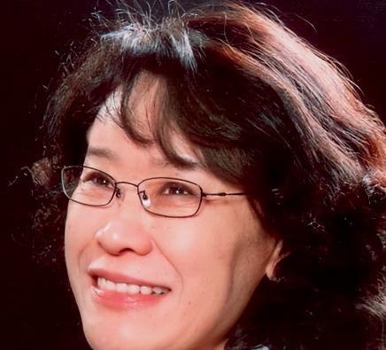 张海迪人们曾经断言她活不过27岁，医生甚至当着她母亲的面无奈摇头，仿佛宣判了她的