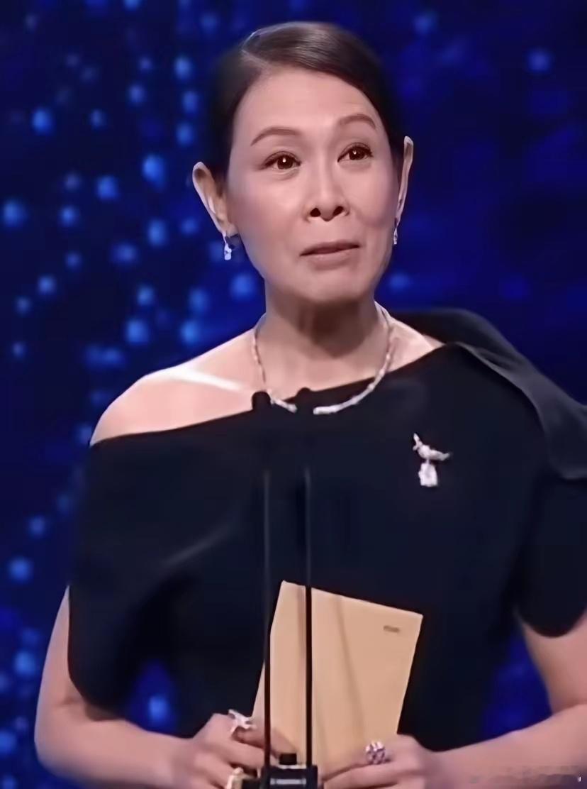 56岁的刘若英现身金马奖时的状态差点让人没认出来是她。原来现在的她就像是一位老太