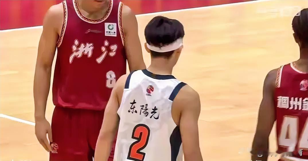 球迷朋友们发现这个问题了吗？广东队的运气真不错。终场前1.7秒，吴前错失绝杀。广