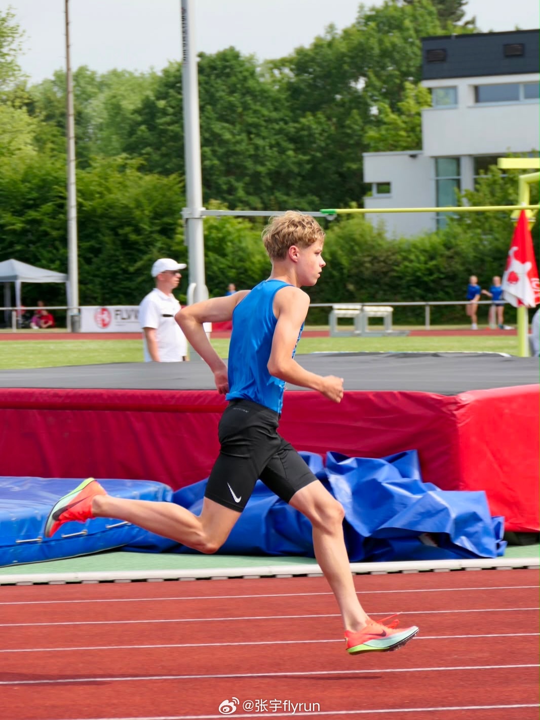 800米2:03的帅气少年800米田径跑者日常跑步