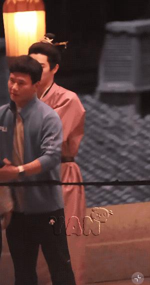 这矮个的应该是导演，教许凯怎么抱女主呢，许凯认真工作的样子好帅呀，表情好认真，和