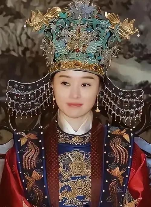1425年的紫禁城，夏意初浓却掩不住殿内的沉郁。朱高炽气息奄奄地攥着张皇后的手，