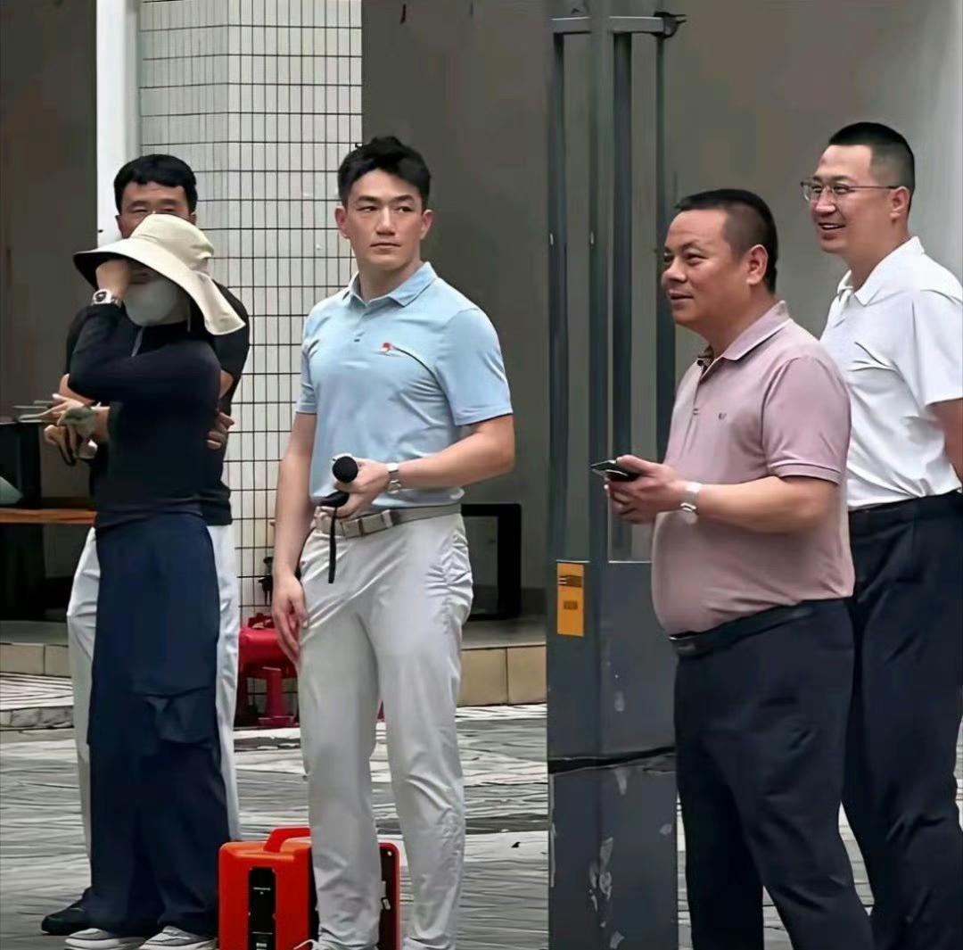 看到张馨予老公何捷的生图，阳刚正气，孔武有力，竟然有很多人说长得一般。何捷这