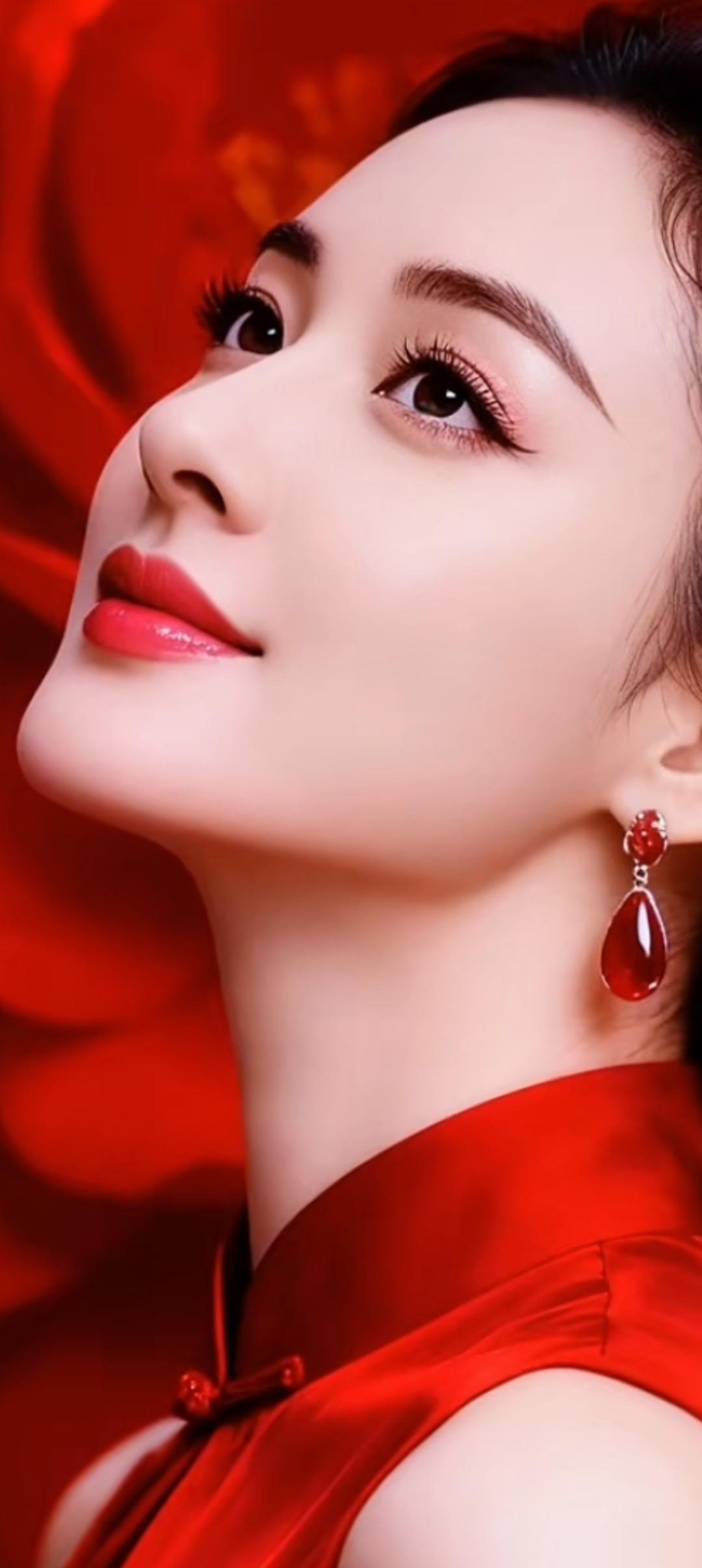 优雅红唇，闪耀耳坠，尽显东方韵味。