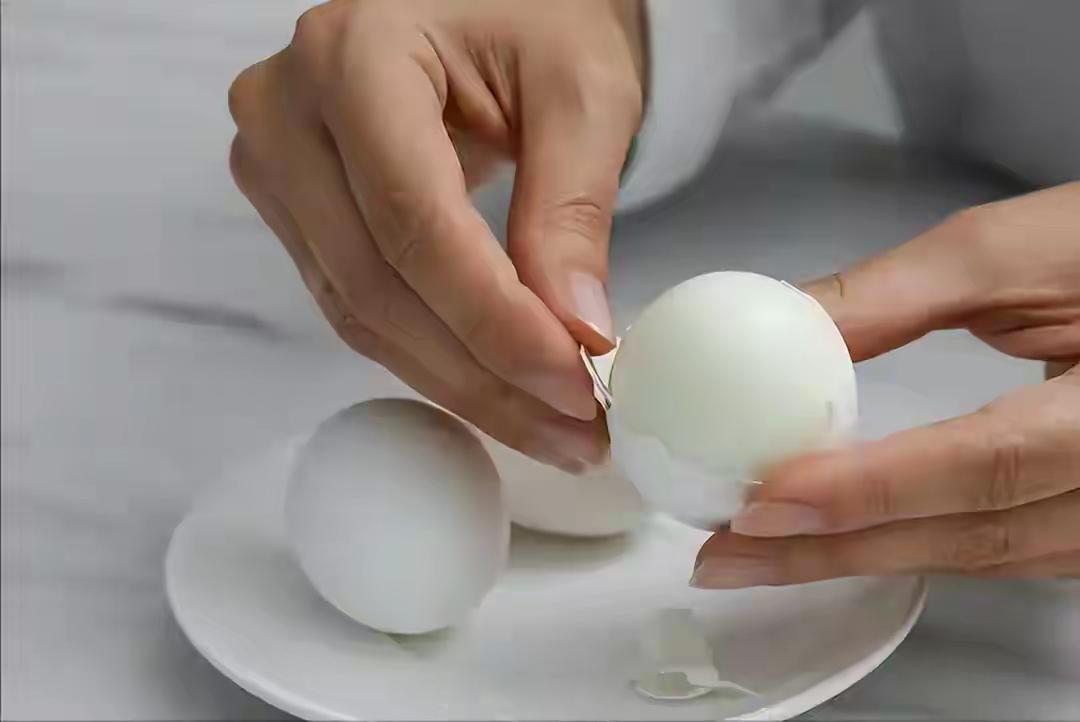 🥚医生发现：高血脂患者若每天吃水煮蛋，不用多久，或会有5个改善——这不是“