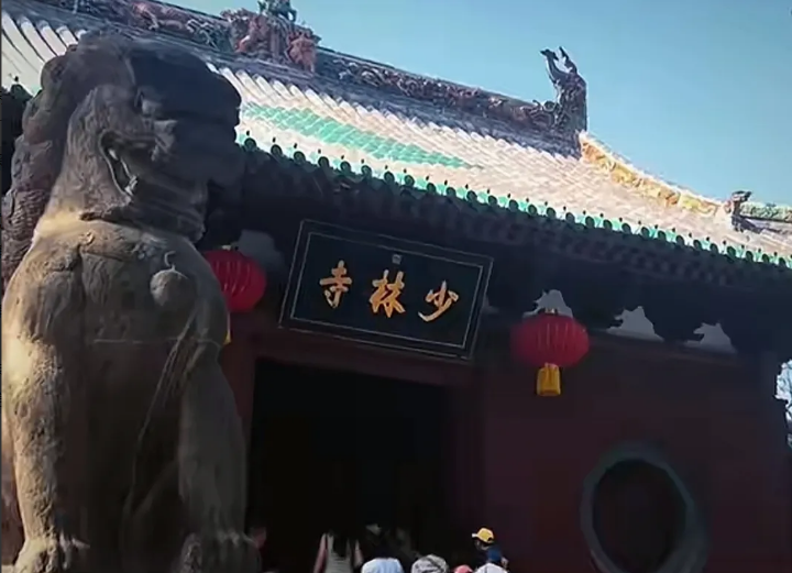现在回过头看释永信，有两个人可以说是人间清醒。第一个曹德旺，他说当年自己去拜访