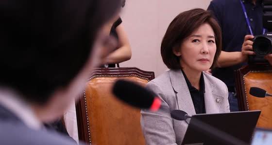 13日，韩国国民力量党议员罗卿瑗气坏了，她公开批评共同民主党，称其拒绝任命自己为