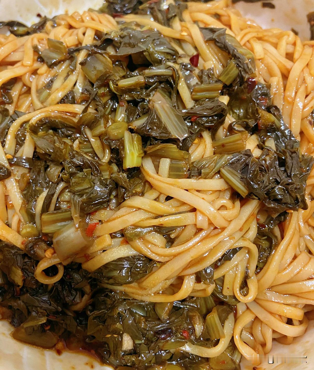 有人夜晚没经得住劝说，吃了一碗酸菜拌面，于是夜宵的面吃了，早餐就免了。有人夜